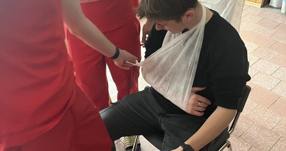 šátkový závěs.
